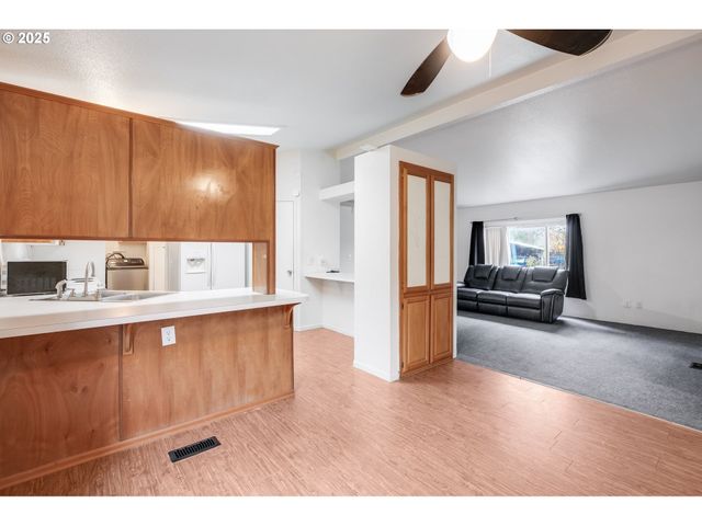 3921 PACIFIC Cir, Hubbard, OR 97032