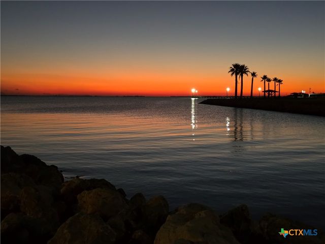 286 Loop Rd, Seadrift, TX 77983