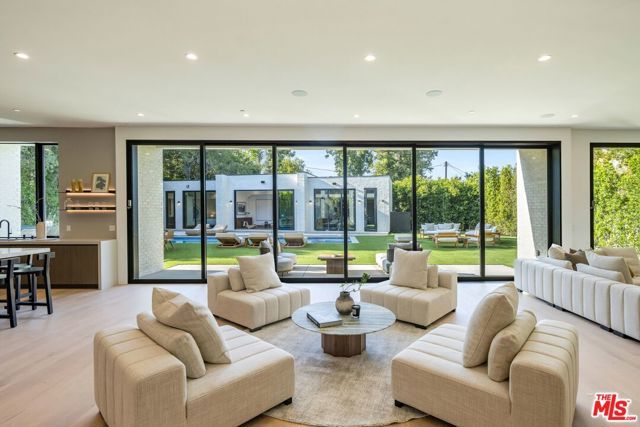17055 Rancho Street, Encino (los Angeles), CA 91316