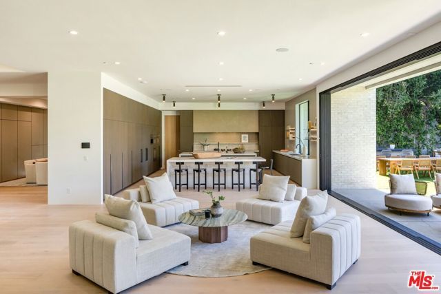 17055 Rancho Street, Encino (los Angeles), CA 91316