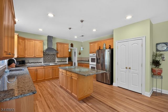 6 Alana Ct, Warren Twp., NJ 07059