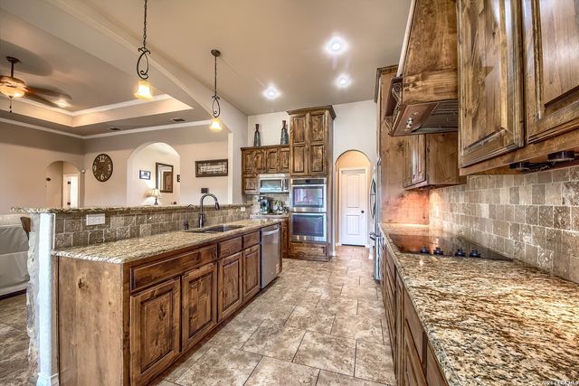 125 BUCKS LN, La Vernia, TX 78121