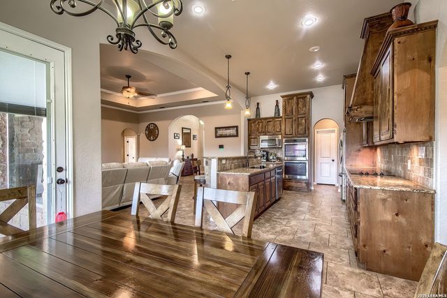 125 BUCKS LN, La Vernia, TX 78121