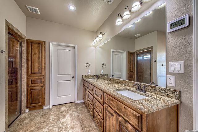 125 BUCKS LN, La Vernia, TX 78121