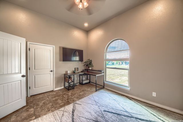125 BUCKS LN, La Vernia, TX 78121