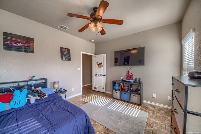 125 BUCKS LN, La Vernia, TX 78121