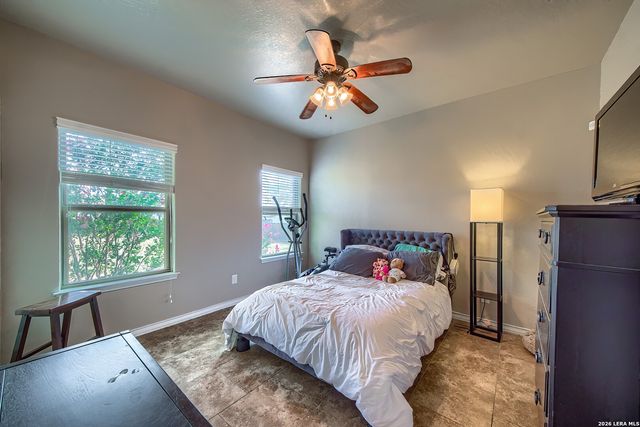 125 BUCKS LN, La Vernia, TX 78121