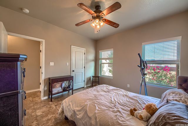 125 BUCKS LN, La Vernia, TX 78121