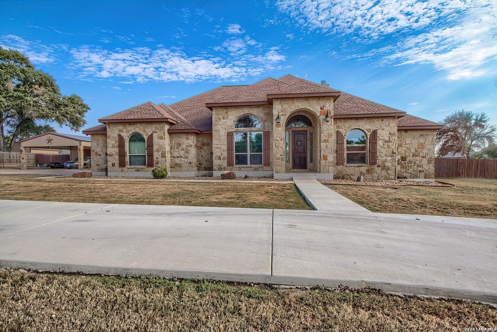 125 BUCKS LN, La Vernia, TX 78121