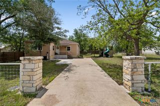 810 Lamar Street, Luling, TX 78648