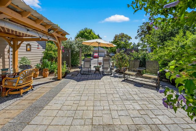 2918 Brookdale Drive, Central Point, OR 97502