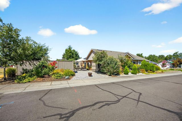 2918 Brookdale Drive, Central Point, OR 97502