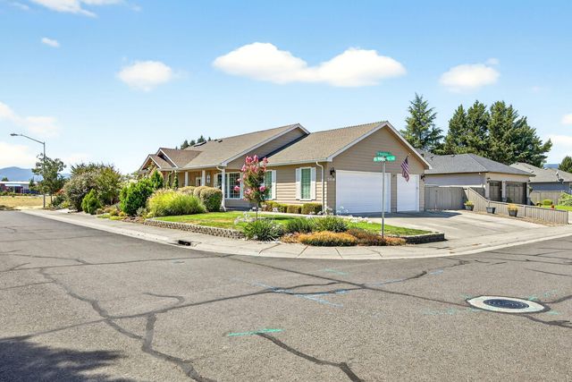 2918 Brookdale Drive, Central Point, OR 97502