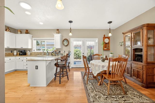 2918 Brookdale Drive, Central Point, OR 97502