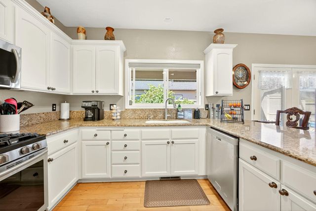 2918 Brookdale Drive, Central Point, OR 97502