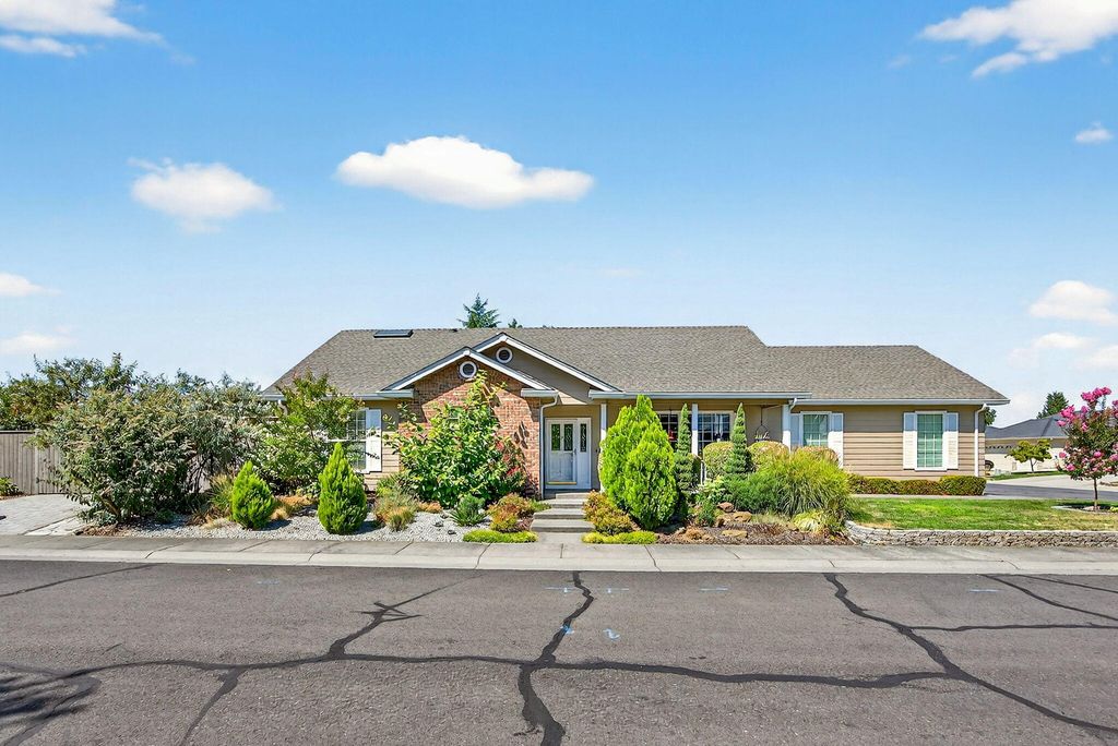 2918 Brookdale Drive, Central Point, OR 97502