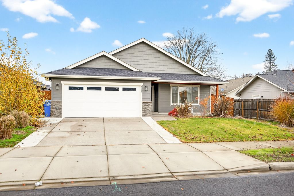 1870 SW Mistybrook Drive, Grants Pass, OR 97527