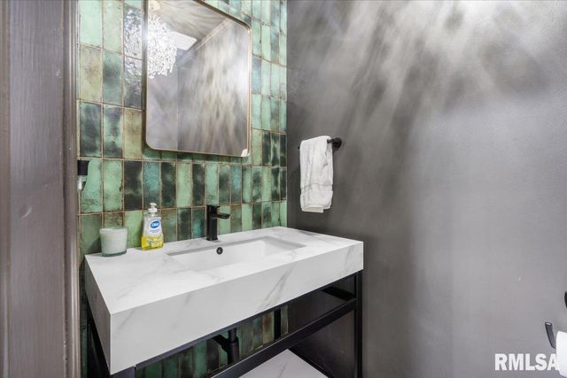 1709 Outer Park Drive, Springfield, IL 62704