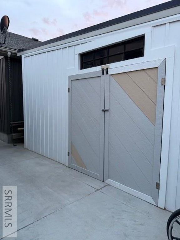 Image 3 of property listing at 5503 Lakefield Cir, Ammon, ID 83406