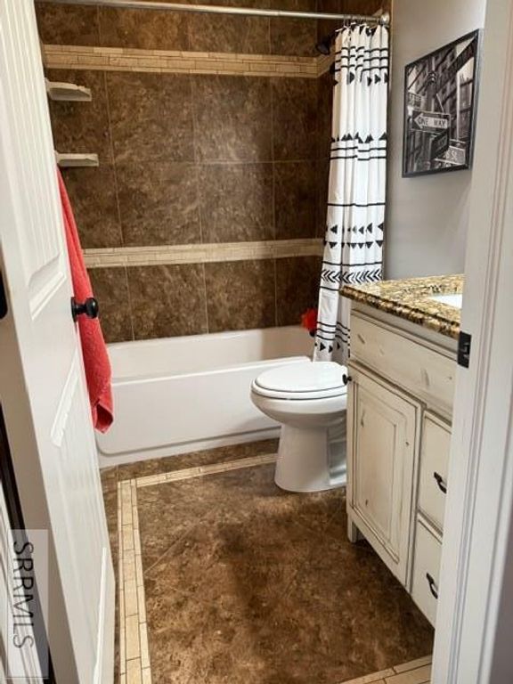 Image 4 of property listing at 5503 Lakefield Cir, Ammon, ID 83406