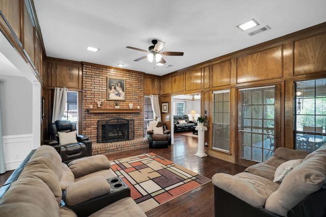 1105 Crestwood Court, Desoto, TX 75115