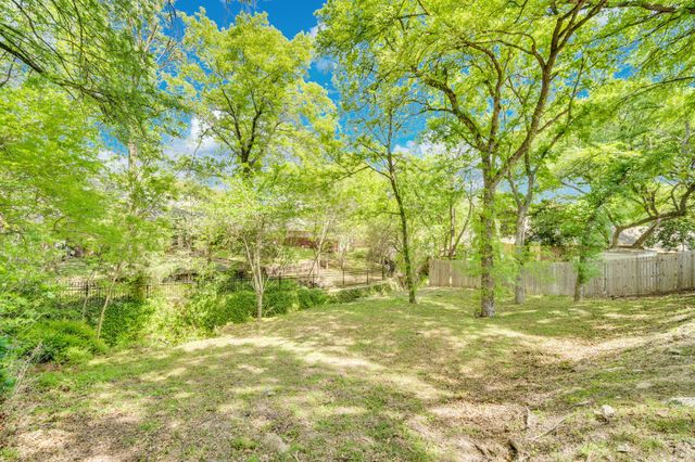 1105 Crestwood Court, Desoto, TX 75115