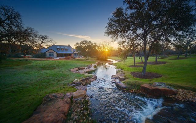 101 Red Stag Lane, Columbus, TX 78934