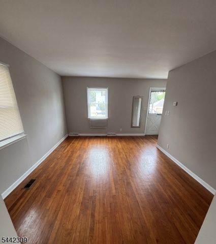 40 Moffett St, Woodbridge Twp., NJ 08863