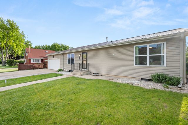 1605 Longwood Drive, Sycamore, IL 60178