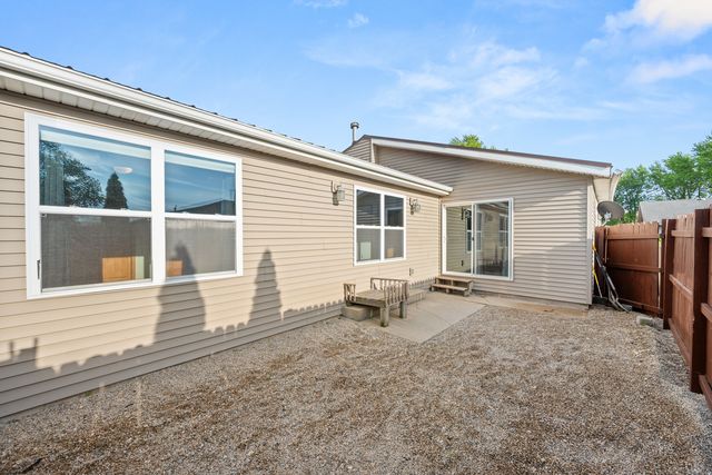 1605 Longwood Drive, Sycamore, IL 60178