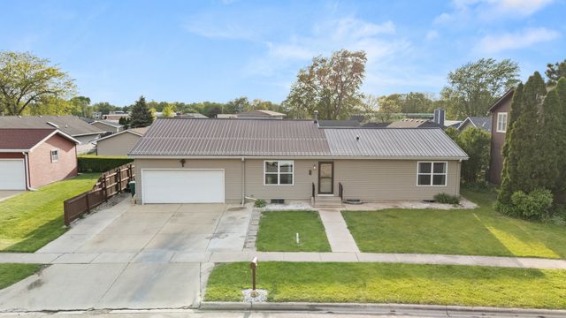 1605 Longwood Drive, Sycamore, IL 60178