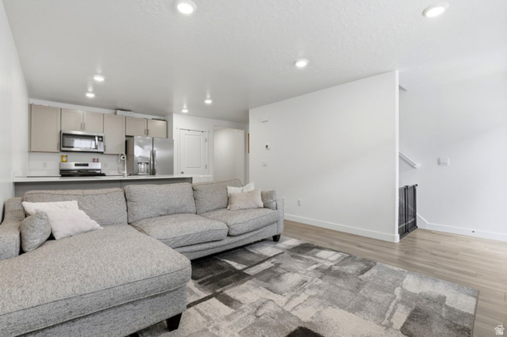 Image 9 of property listing at 1152 E TRIDENT DR, Saratoga Springs, UT 84045