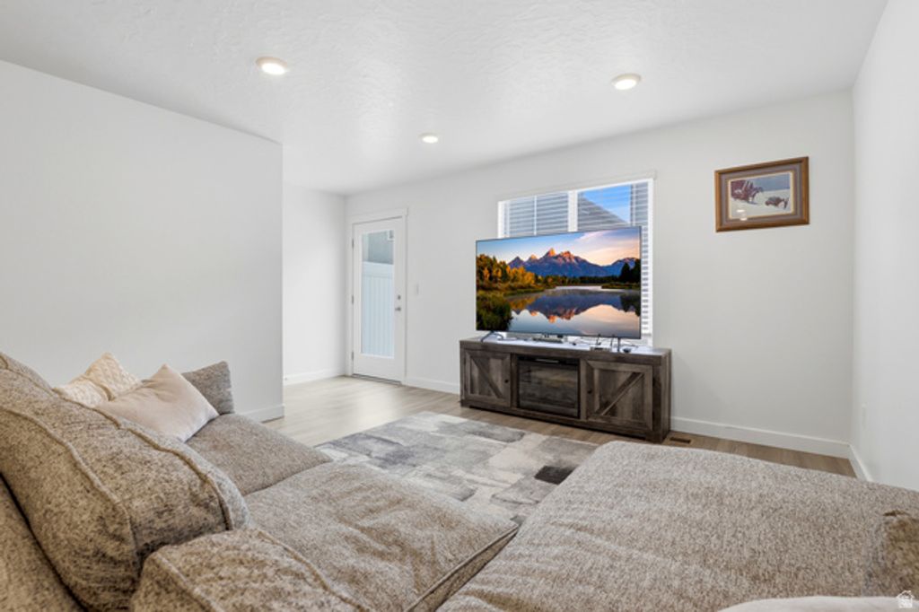 Image 10 of property listing at 1152 E TRIDENT DR, Saratoga Springs, UT 84045