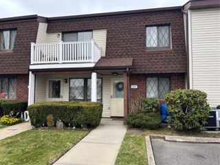 100 S Cambridge Drive S 100, Copiague, NY 11726
