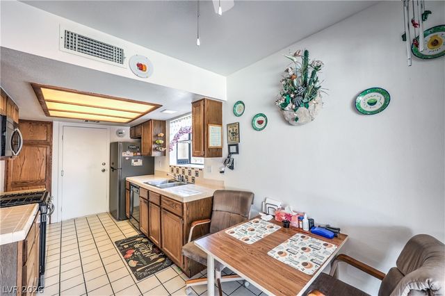 3901 Courtside Lane, Las Vegas, NV 89108