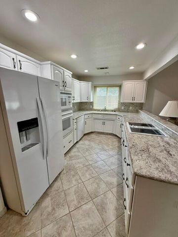 2610 E Tulare Avenue, Visalia, CA 93292