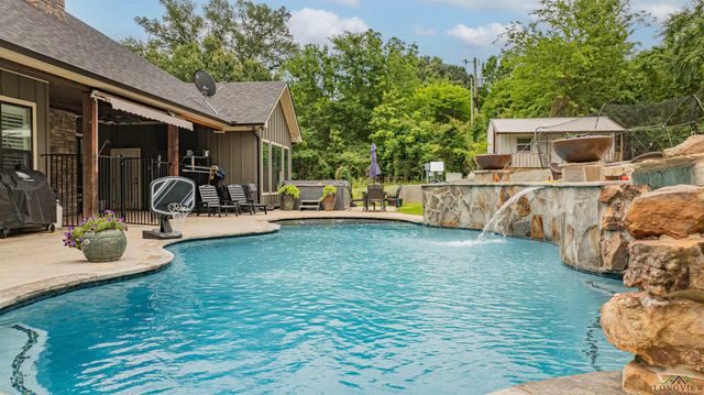 847 Calloway Rd, Marshall, TX 75670