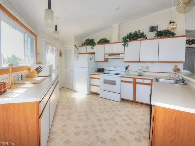 2933 Sandfiddler Rd RD, Virginia Beach, VA 23456