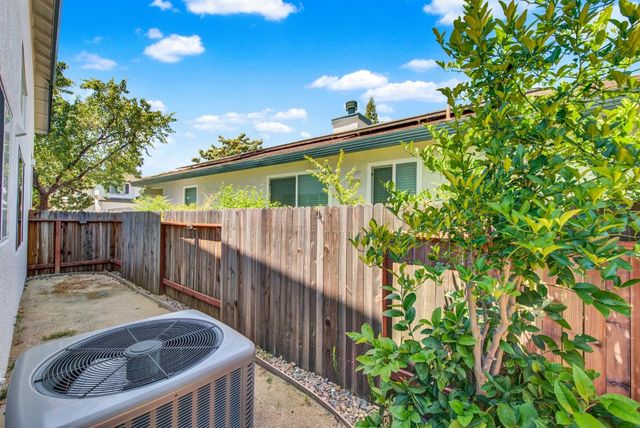 5523 Tamarindo Ln, Elk Grove, CA 95758