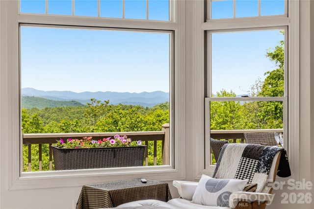 135 Crossvine Trail, Hendersonville, NC 28739