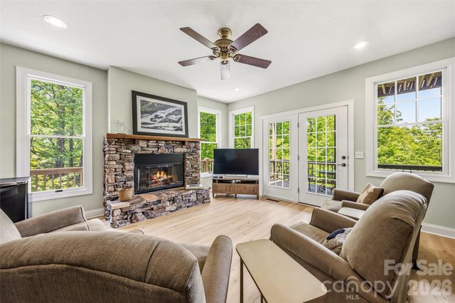 135 Crossvine Trail, Hendersonville, NC 28739