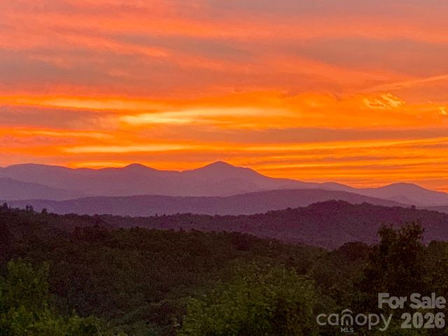 135 Crossvine Trail, Hendersonville, NC 28739