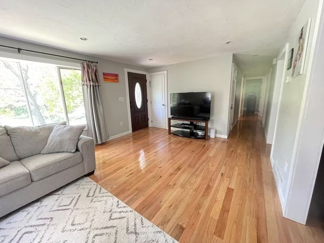 52 West Pond Rd, Plymouth, MA 02360