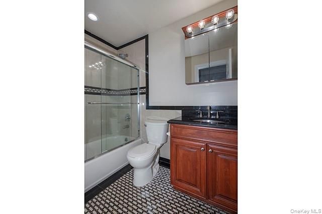 5000 Townhouse Drive 4303, Coram, NY 11727