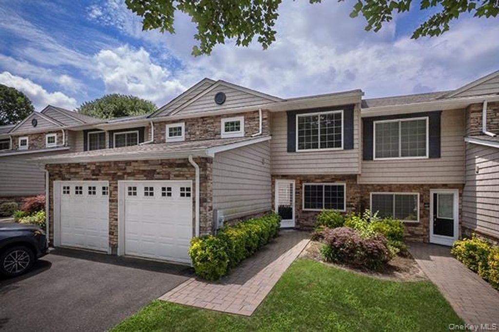 5000 Townhouse Drive 4303, Coram, NY 11727