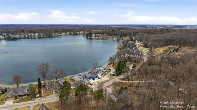 8563 Je Ne Be Drive, Rockford, MI 49341