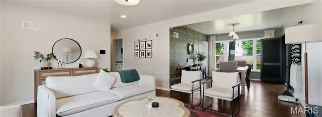 1015 Chartres Avenue, University City, MO 63132