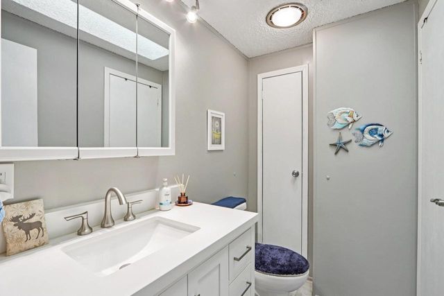 412 Oak Lodge Road, Waterford, WI 53185