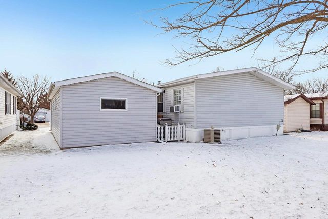 412 Oak Lodge Road, Waterford, WI 53185