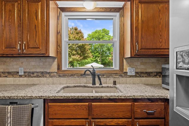 S70W22020 Alameda DRIVE, Big Bend, WI 53103